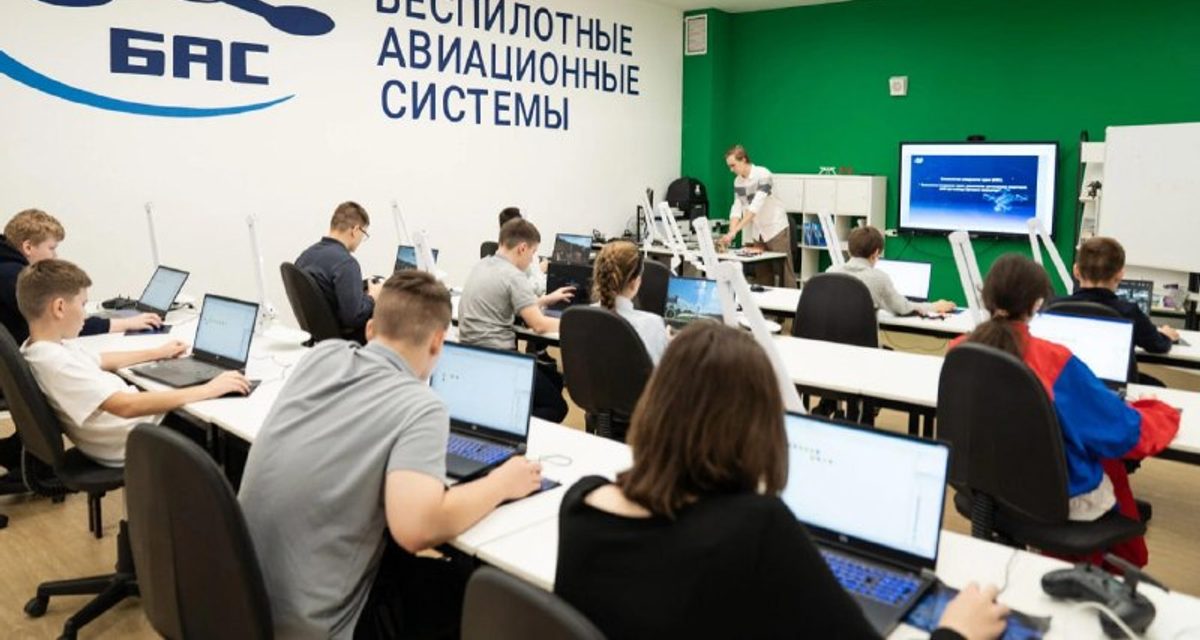 Школьники Мытищ учатся управлять дронами — от симуляторов к реальным полётам