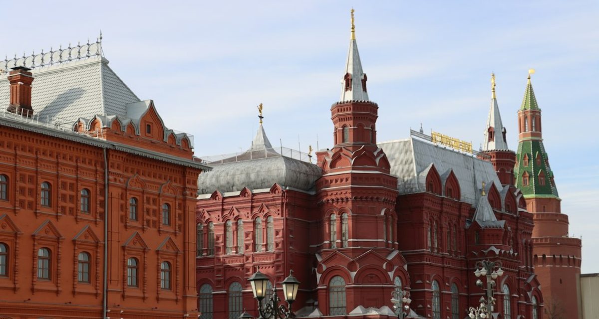 На вышитой карте Подмосковья Мытищи собрали жостовскую роспись и вагоны метро