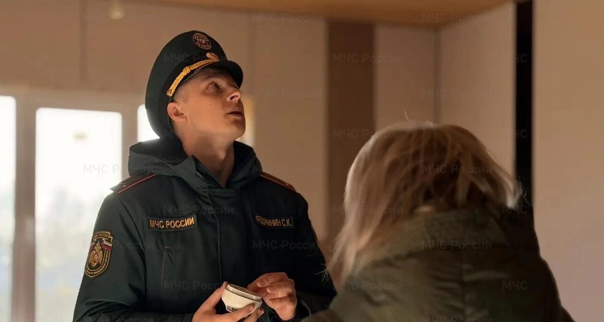 Сотрудники МЧС лично устанавливают пожарные извещатели в домах многодетных семей Рузского округа