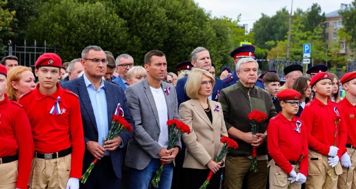 Жители Мытищ почтили память жертв трагедии в Беслане у Вечного огня