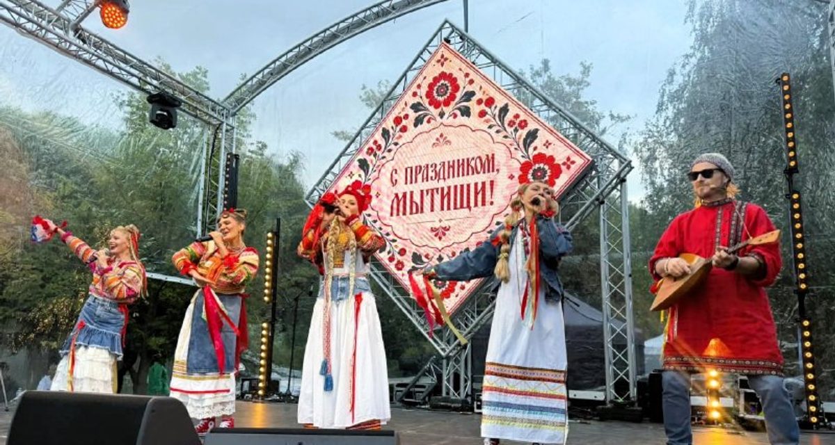 Евгения и Мария Воронцовы попробовали чайную церемонию и мастер-классы на фестивале в Мытищах