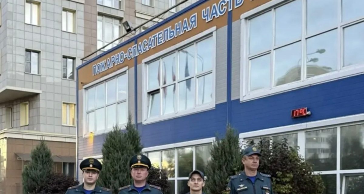 Пожарные сквозь дым вывели трёх человек из горящей квартиры на 12-м этаже в Путилково