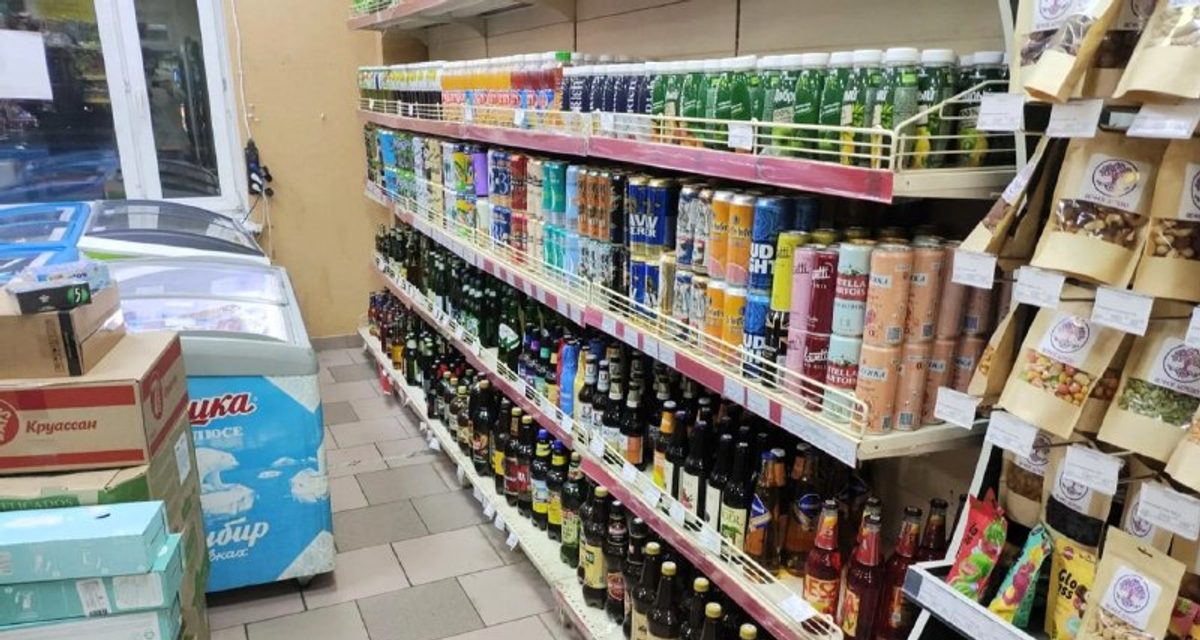В магазине на Сукромке ночью продавали алкоголь без лицензии — изъяли 1276 бутылок