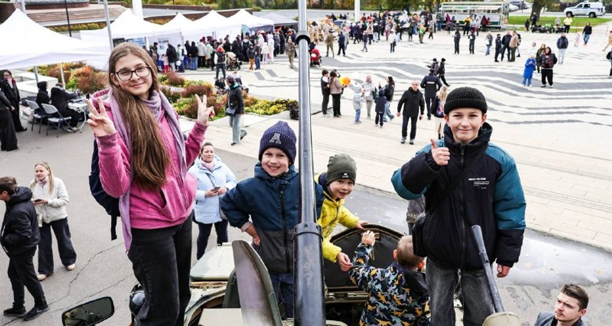 В Мытищах горожанам показали бронетехнику, работу кинологов и полевую кухню полиции