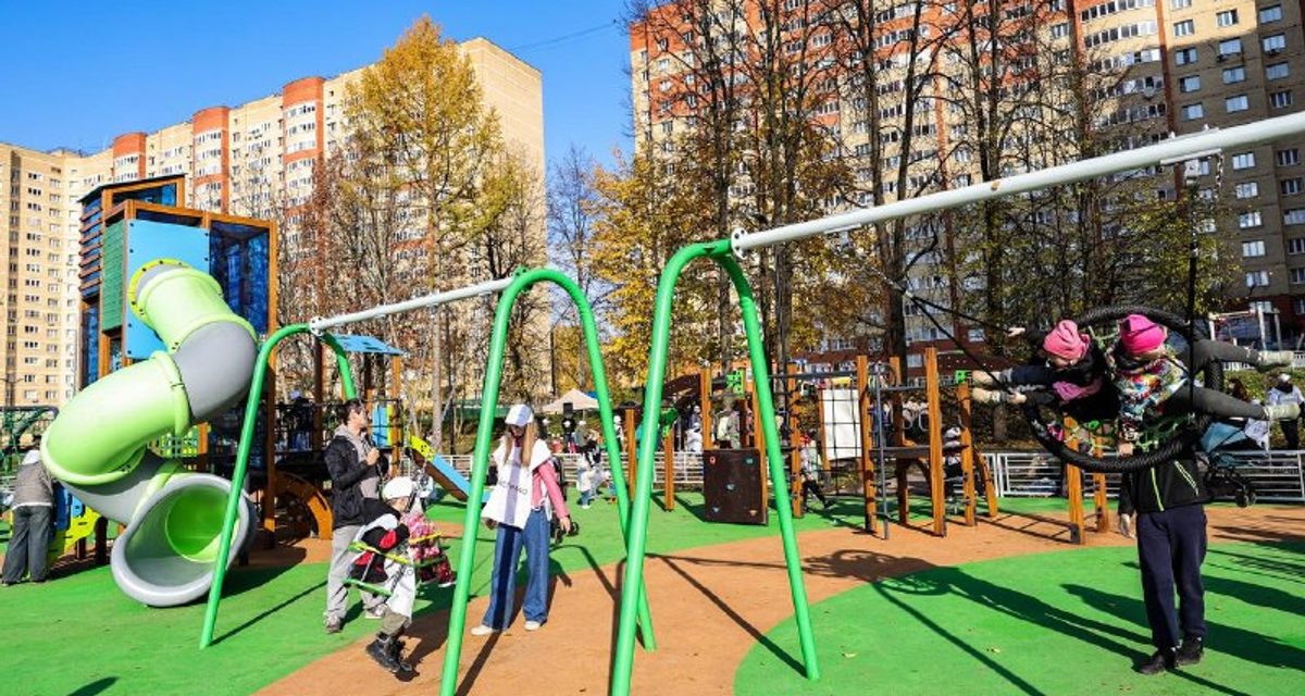 Жители Пироговского добились детской площадки и посадили деревья во дворе